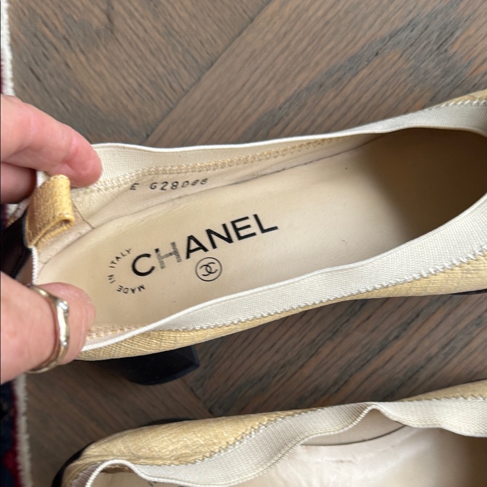 CHANEL Gold and Black ballet slipper with small heel and Floral Accent - Picture 3 of 5